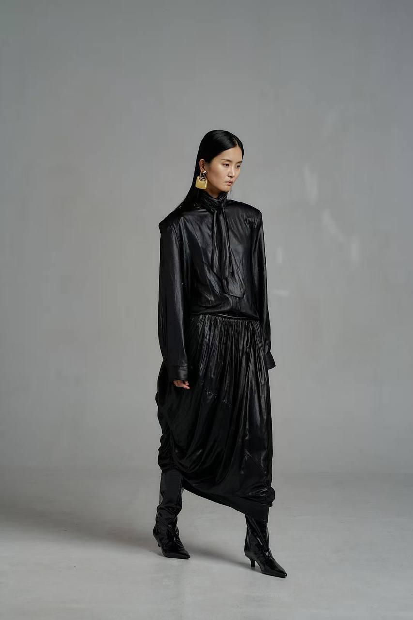 Спідниця з глянцевої тканини 