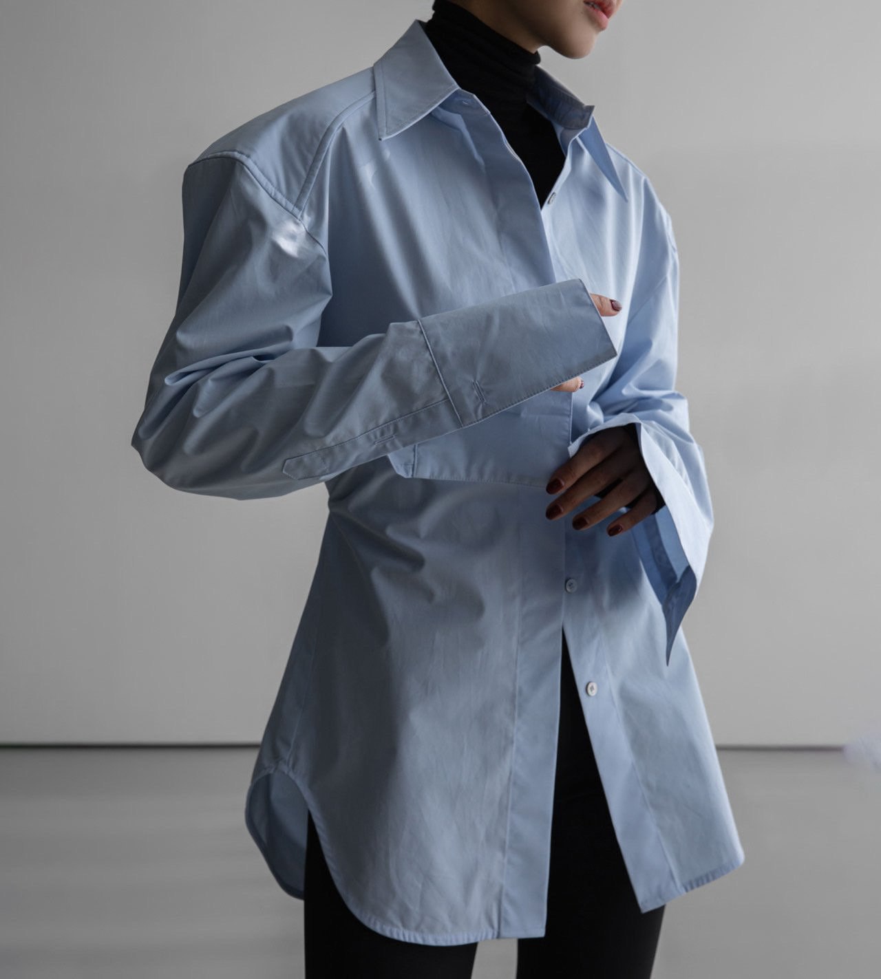 Приталена блакитна сорочка 