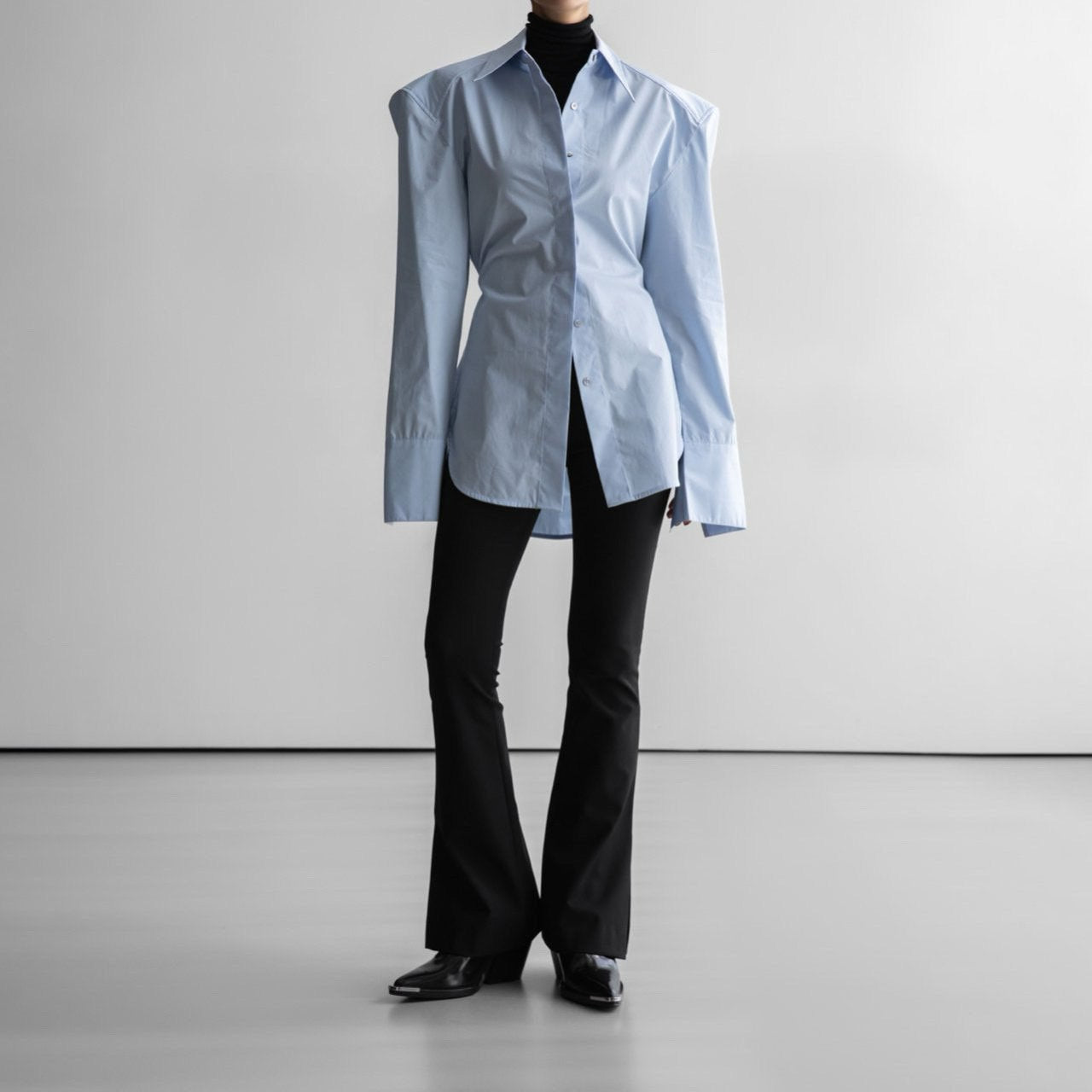 Приталена блакитна сорочка 