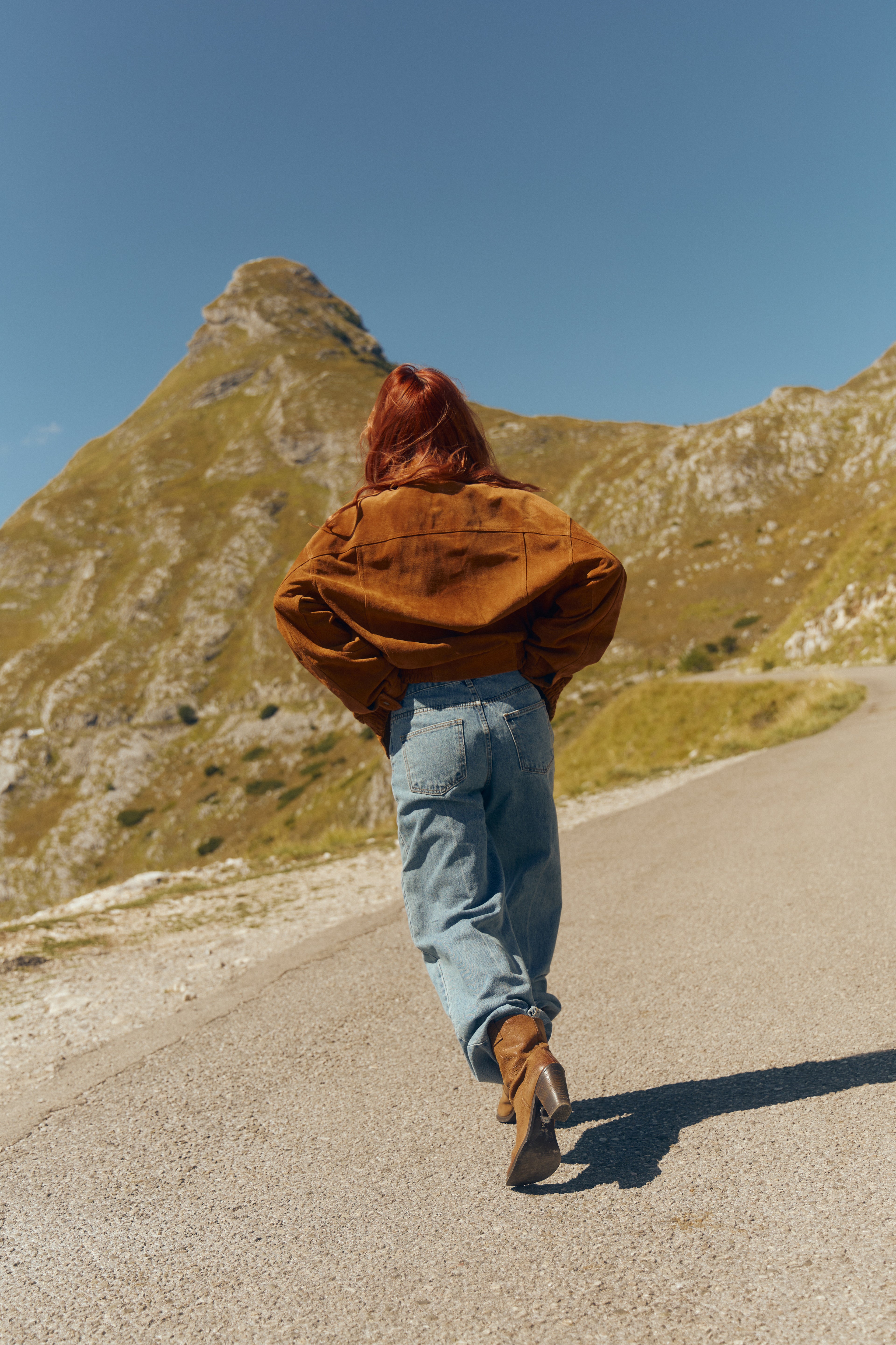 Бомбер із натуральної замші 