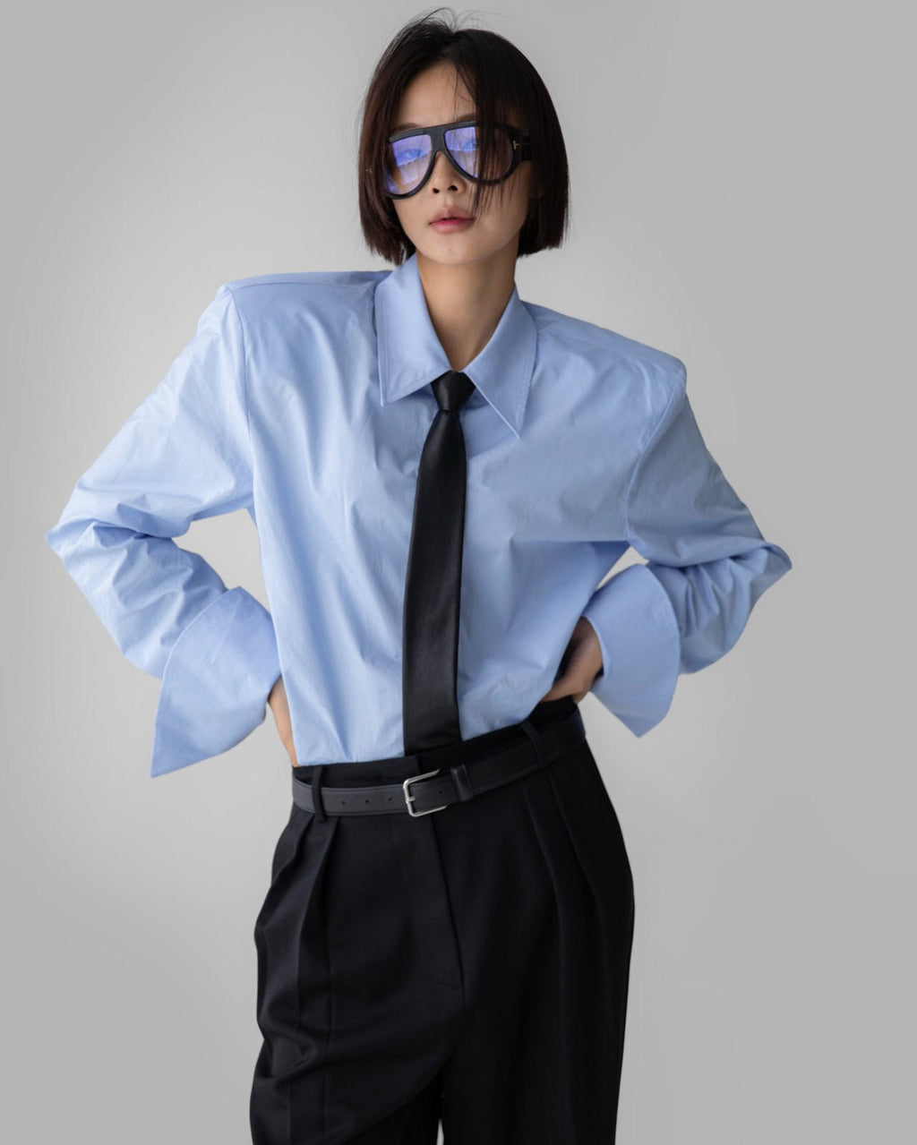 Приталена блакитна сорочка 