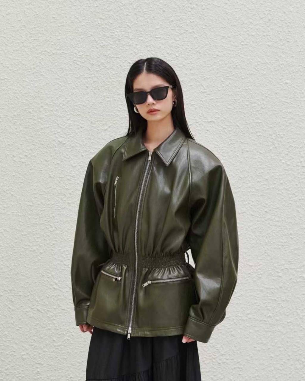 Приталена куртка з плечима