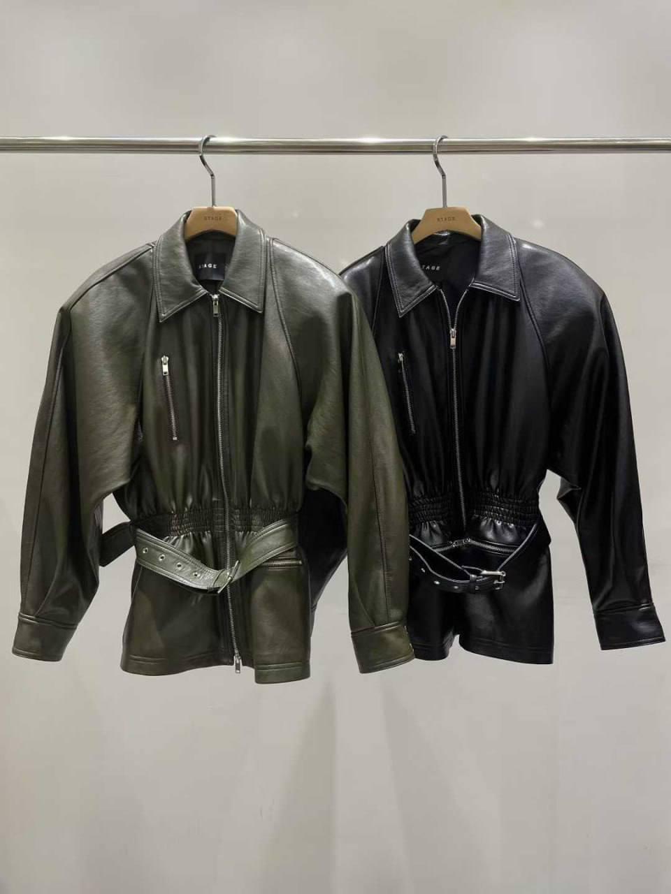 Приталена куртка з плечима