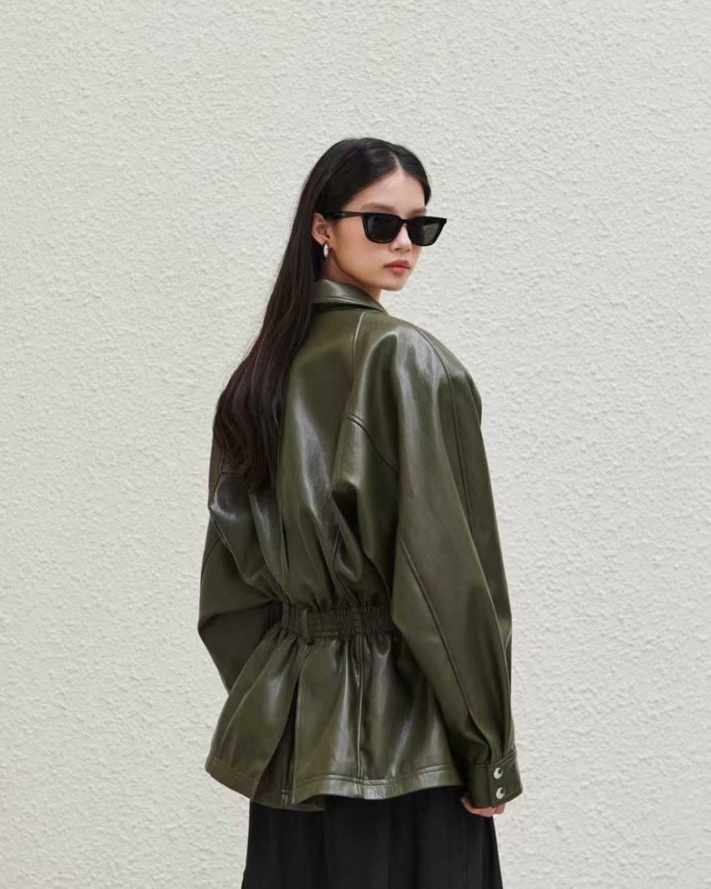 Приталена куртка з плечима