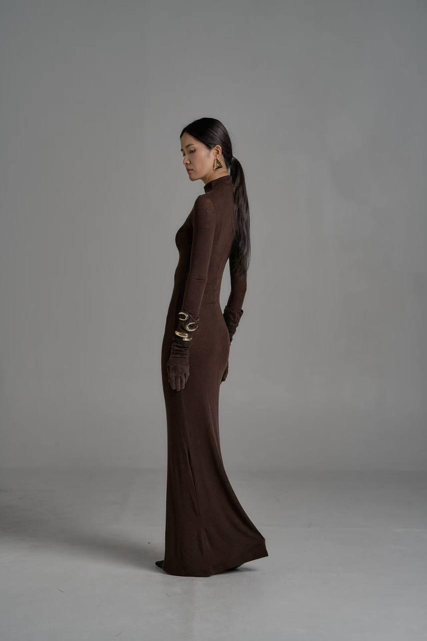 Шоколадна максі-сукня з довгими рукавами та високим декольте
