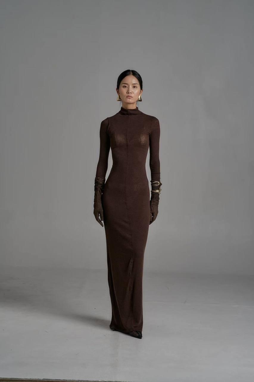 Шоколадна максі-сукня з довгими рукавами та високим декольте