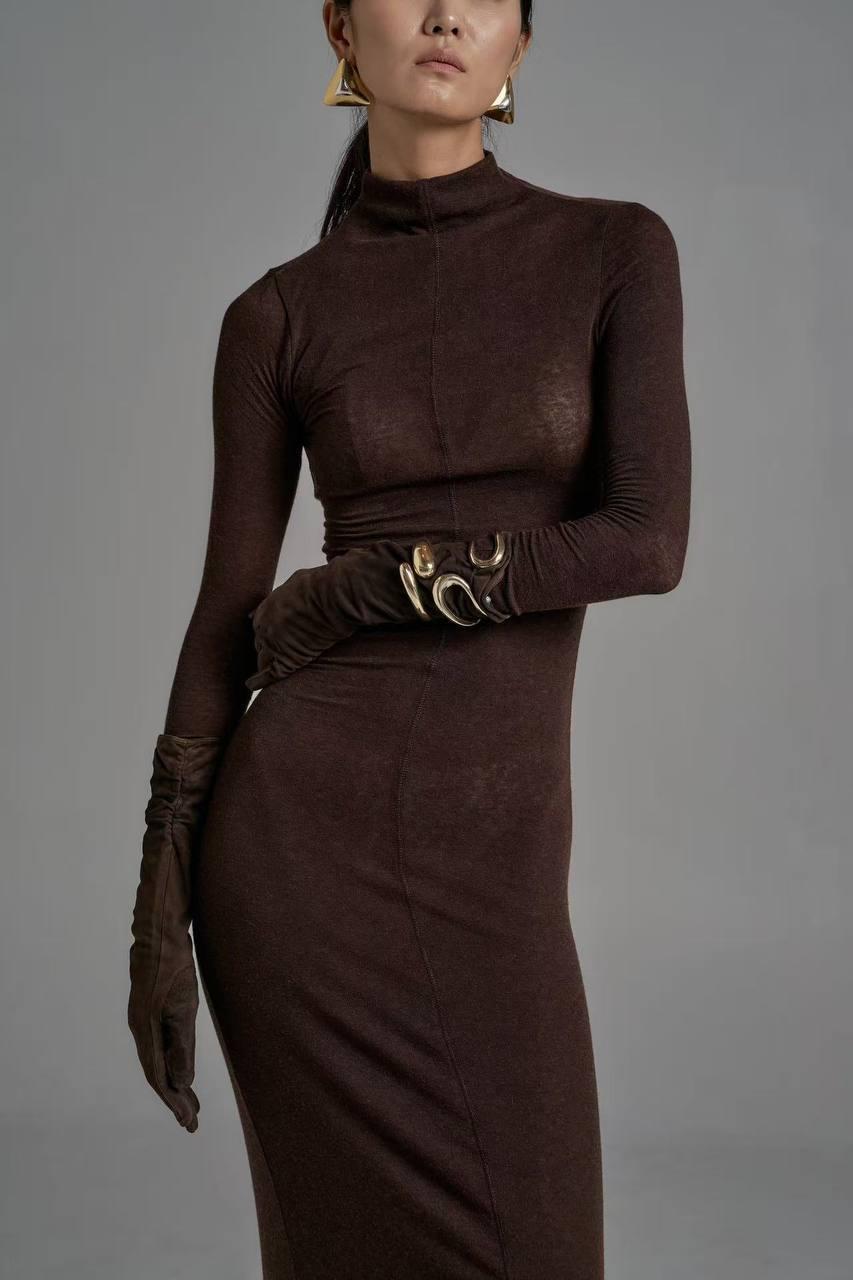 Шоколадна максі-сукня з довгими рукавами та високим декольте