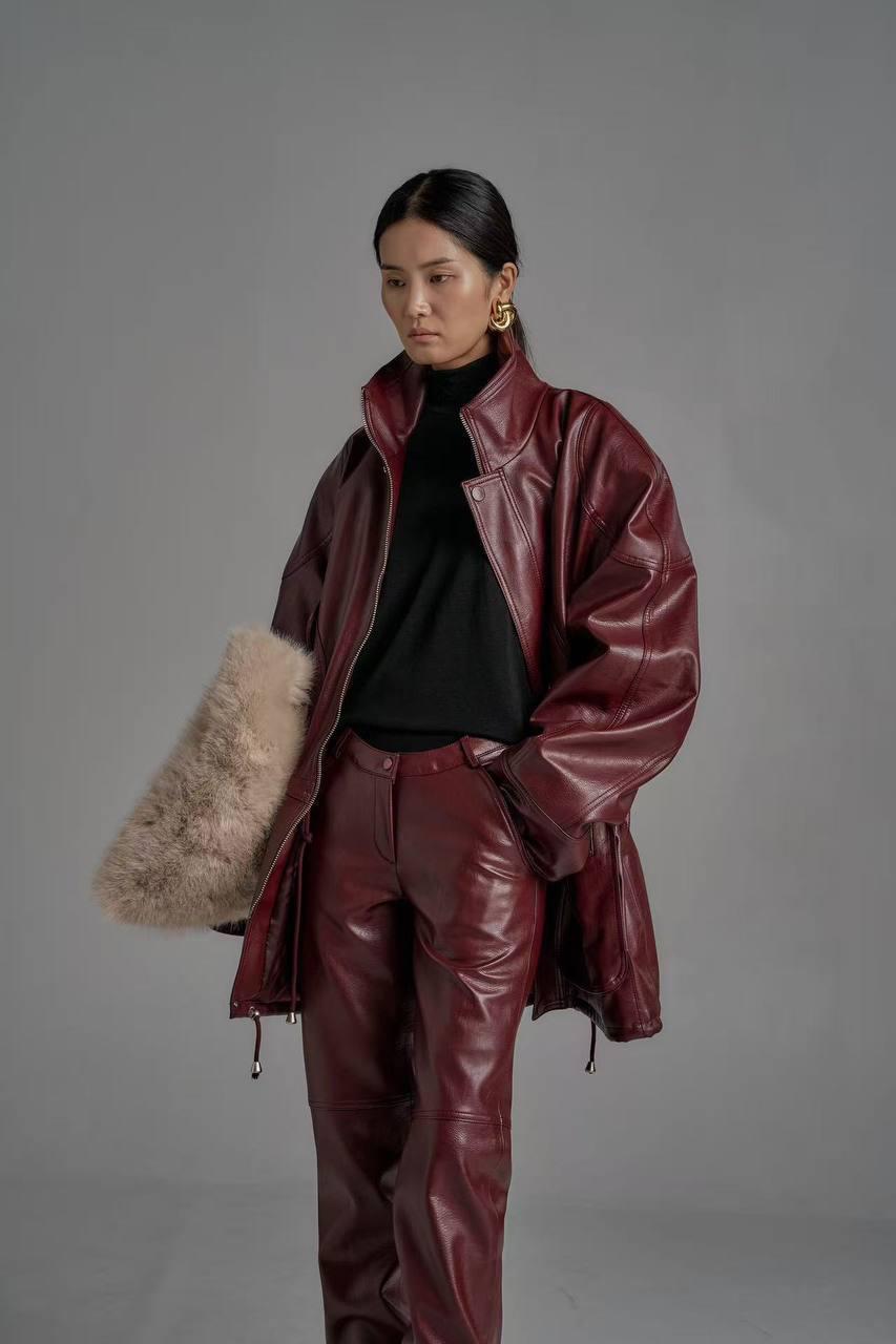 Оверсайз-куртка з натуральної шкіри насиченого винного відтінку з глянцевим покриттям
