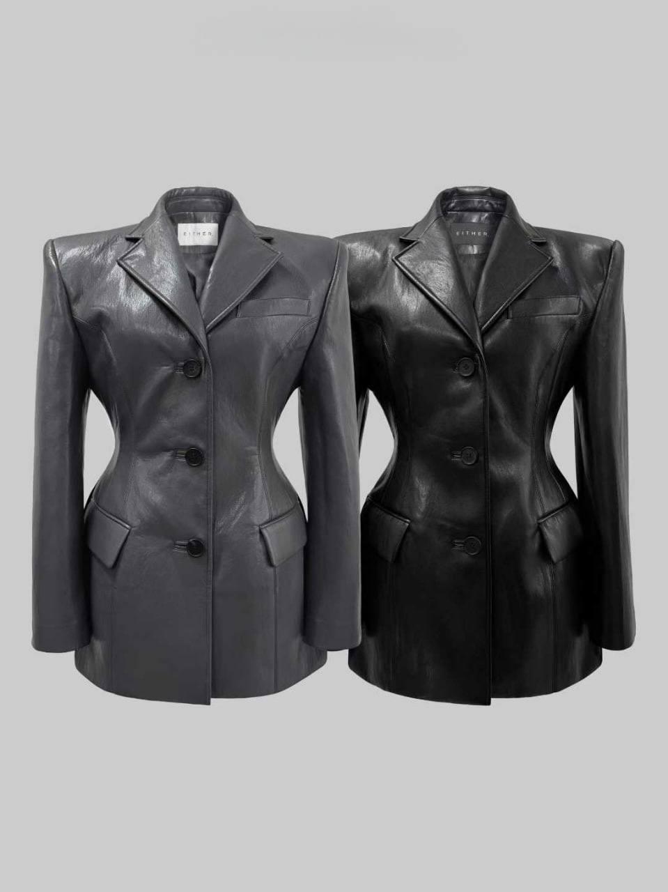 Шкіряна куртка на плечі