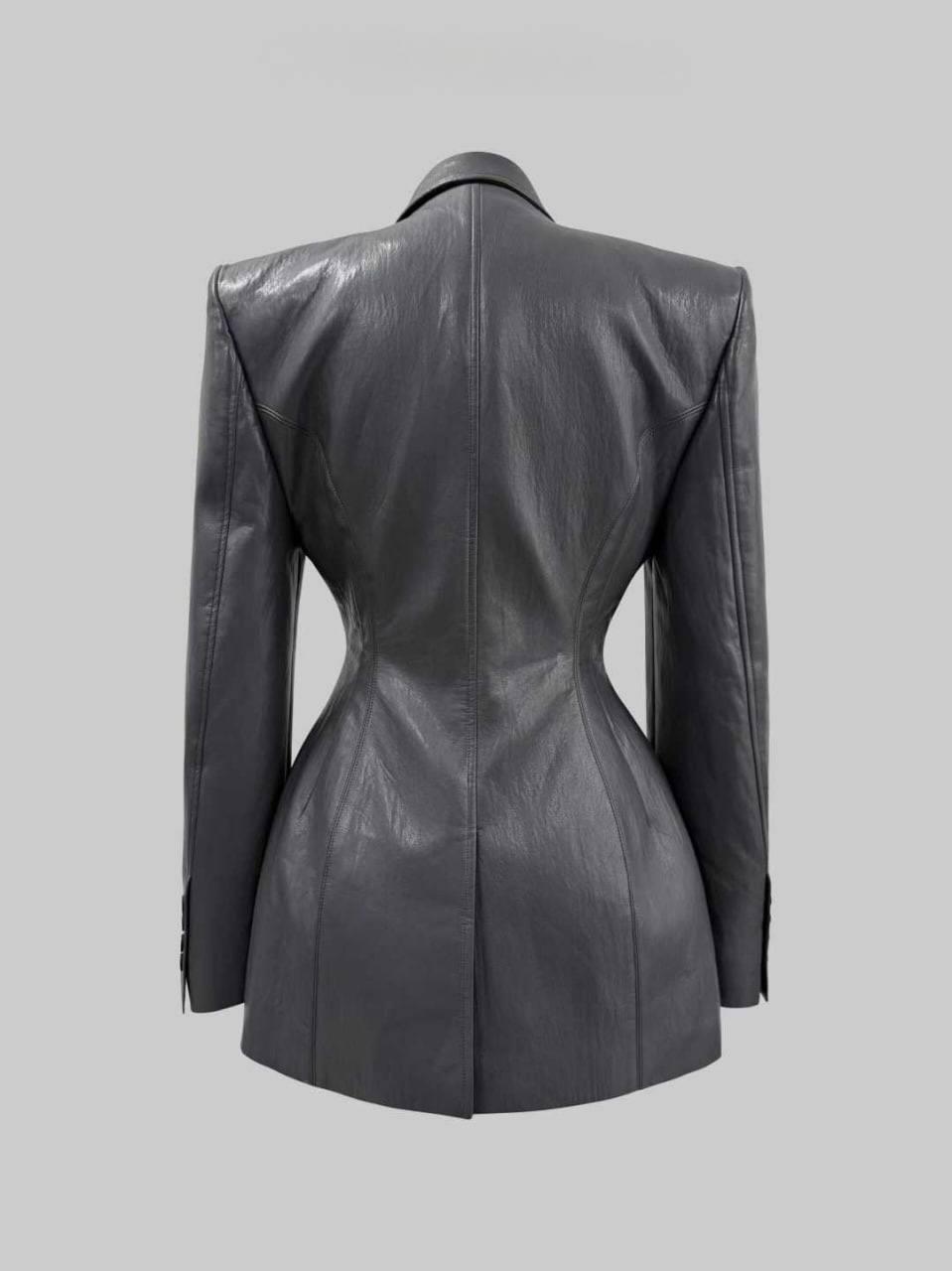 Шкіряна куртка на плечі