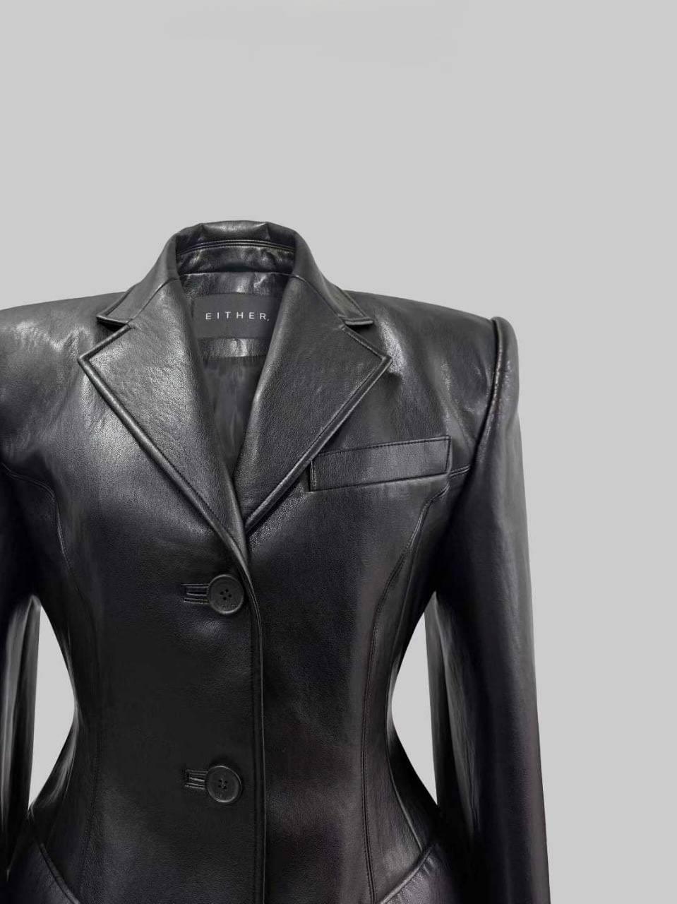 Шкіряна куртка на плечі