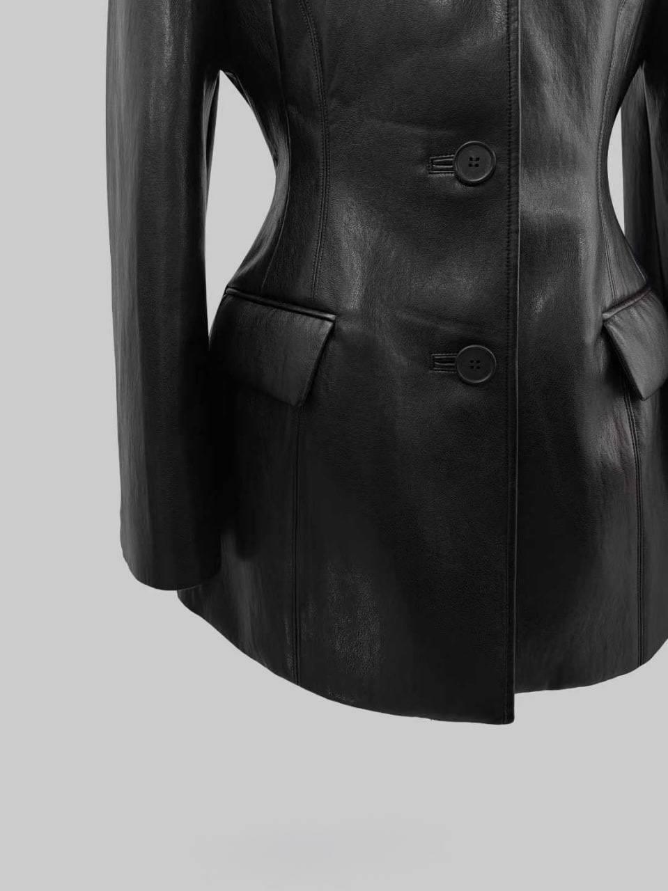 Шкіряна куртка на плечі